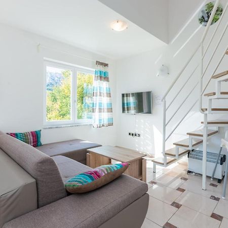 Beautiful Apartment Lovorka 6 , Baska, Krk Buitenkant foto