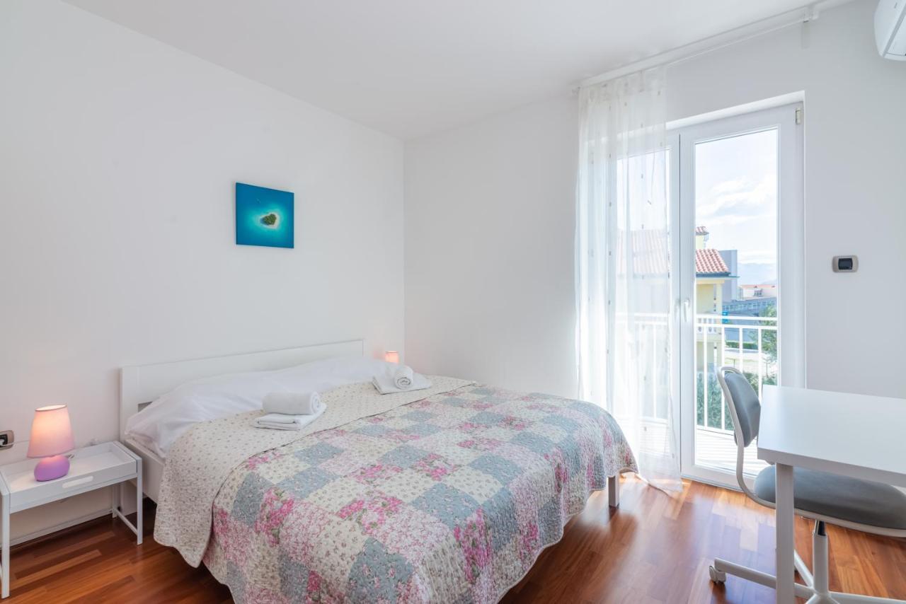 Beautiful Apartment Lovorka 6 , Baska, Krk Buitenkant foto