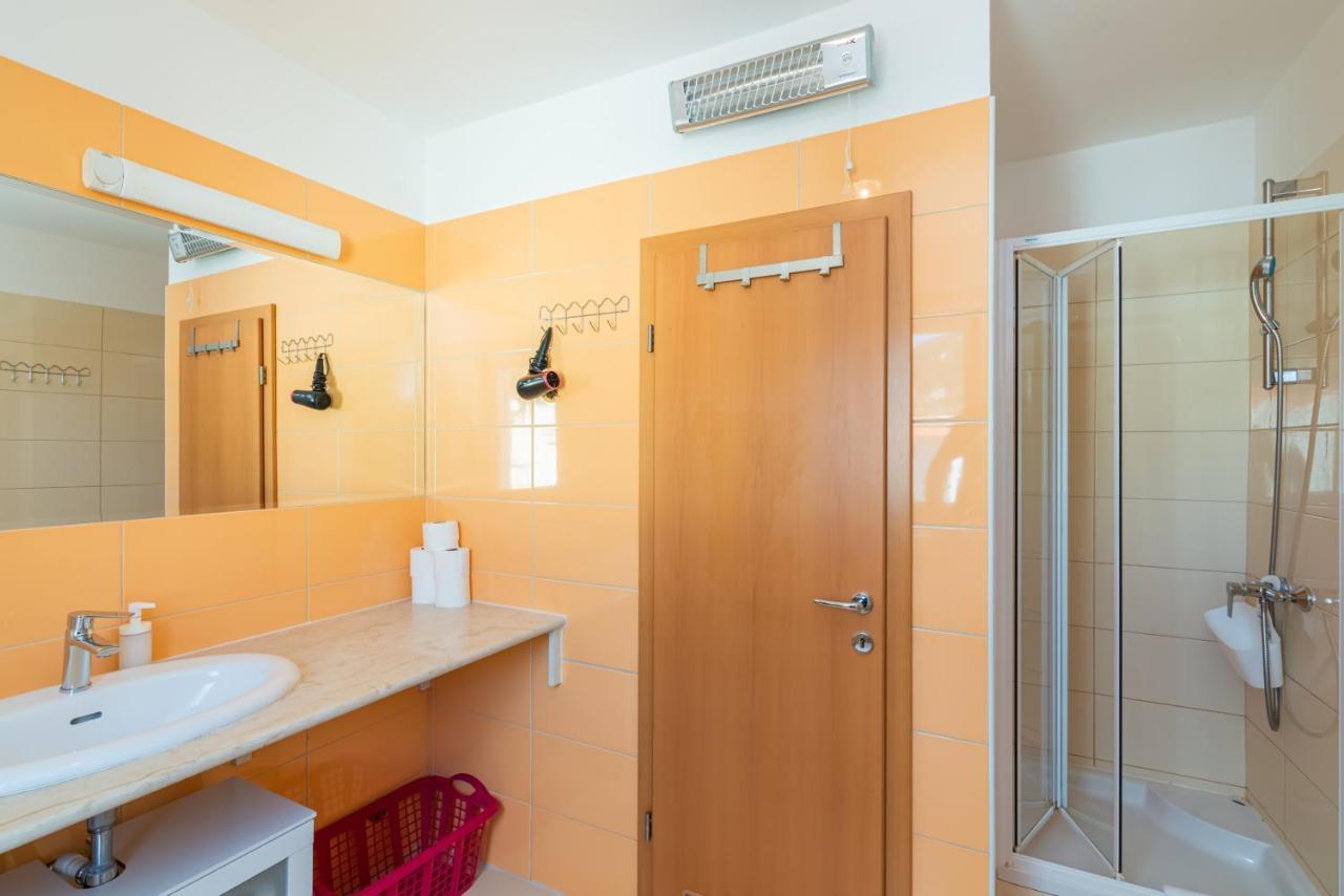 Beautiful Apartment Lovorka 6 , Baska, Krk Buitenkant foto