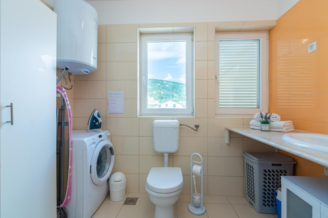 Beautiful Apartment Lovorka 6 , Baska, Krk Buitenkant foto