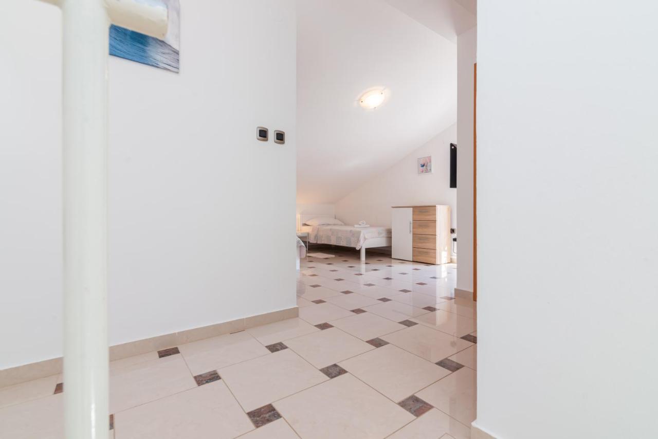 Beautiful Apartment Lovorka 6 , Baska, Krk Buitenkant foto