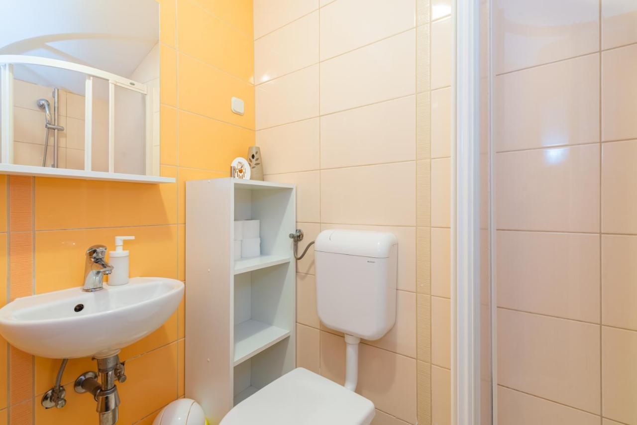 Beautiful Apartment Lovorka 6 , Baska, Krk Buitenkant foto