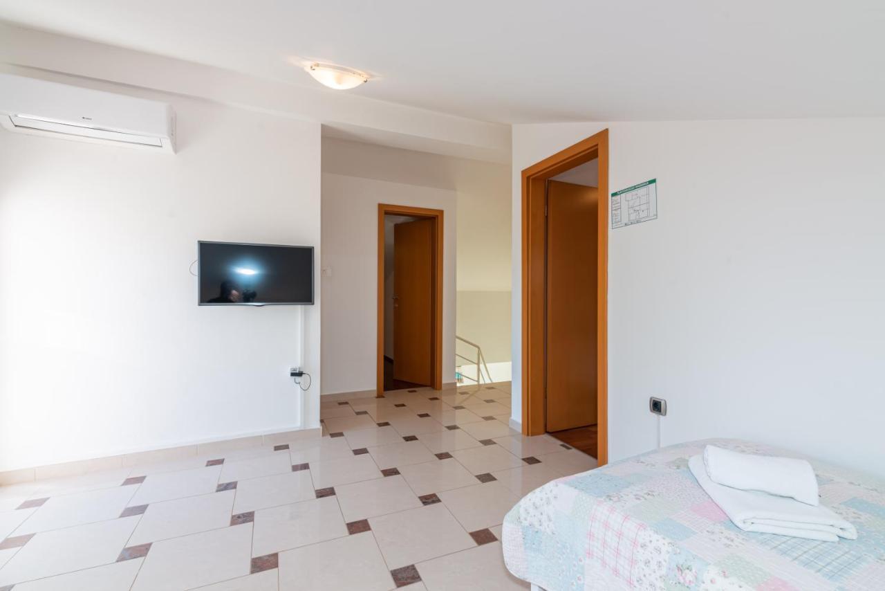 Beautiful Apartment Lovorka 6 , Baska, Krk Buitenkant foto