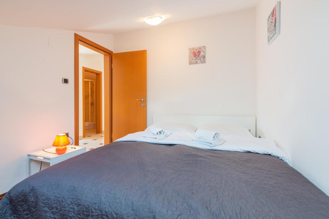 Beautiful Apartment Lovorka 6 , Baska, Krk Buitenkant foto